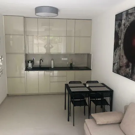 Luxury With Private Garden Apartment